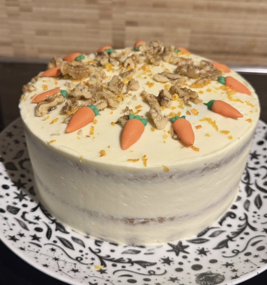 MrSteveBee's tweet image. Carrot Cake with White Chocolate frosting 🧁 🥕 🍫  #baking