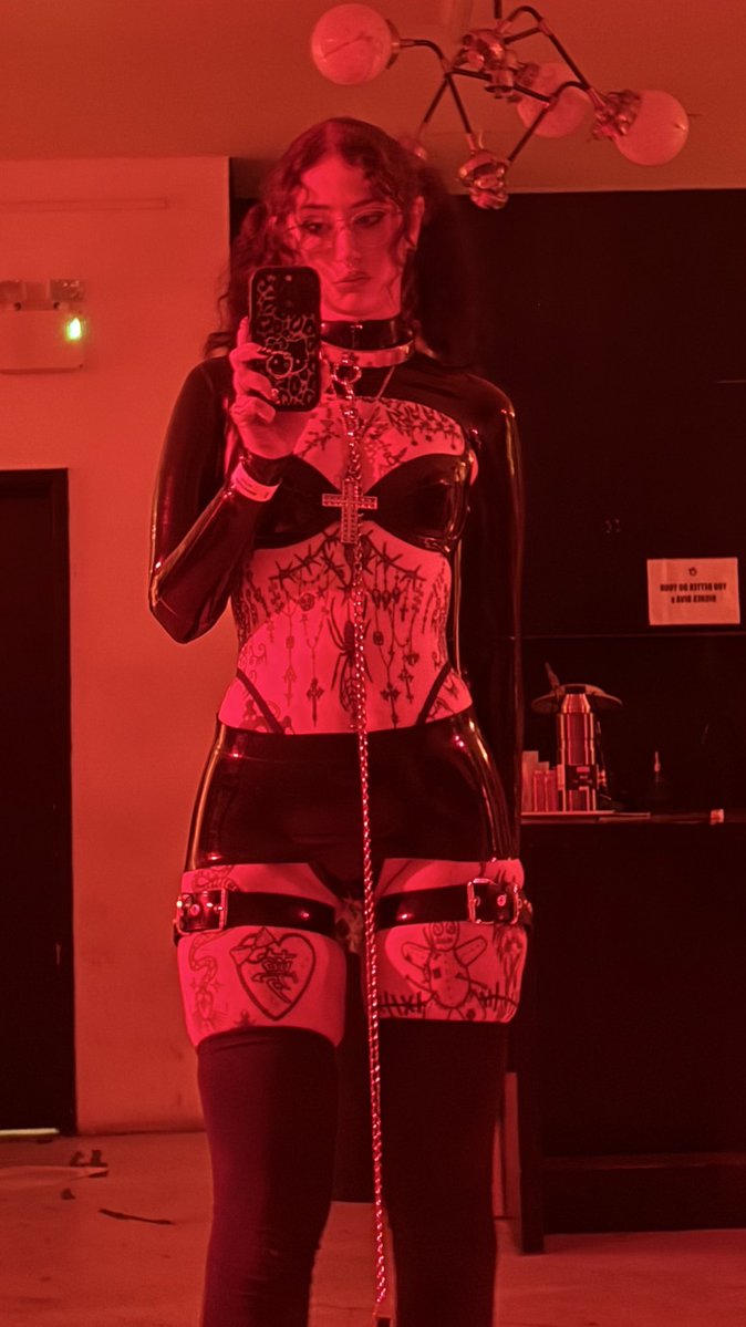 ur hot emo gf⛓ LINK IN BIO tweet media