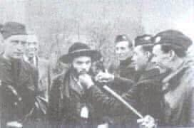 14. března 1939 vznikl Slovenský fašistický štát. Na snímku slovenští příslušníci Hlinkovy Gardy stříhají vousy slovenskému Židovi. Pak je okradli, naložili jich 80 000 do dobytčáků a poslali do Osvětimi, přičemž za zavraždění každého z nich, zaplatili německým nacistům 500 RM.