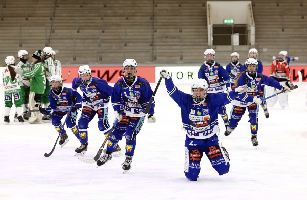 Jenli761's tweet photo. @vlbk.f17 bjuder på en rysare i SM-finalen mot Västerås. En rysares om lyckligtvis slutar väl. Vilket gäng😍 - vilken match💪🏼 - vilken underhållning 😅. Inte varje dag man kan titulera sig som svensk mästare🇸🇪🏑 @elsa_liwell💙🏆🤍. Det gjorde ni bra👏🏼. https://t.co/OmoL3KRshq