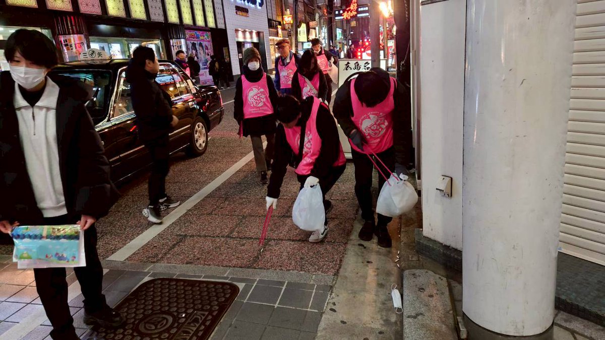 wc_hiroshima's tweet photo. 第58回広島夜のGOMI拾いウォーキング定例活動の日。冷たい風が吹き荒れる中、街を綺麗にしたい、社会貢献したい。活動している人に興味が。
それぞれの思いを胸にゴミを拾う。
12回参加はオリジナルマフラーで表彰。ご苦労さまです。ありがとう。
の声も沢山貰った。力が湧いた。
#夜のGOMI拾い https://t.co/IpEgaGZ75g