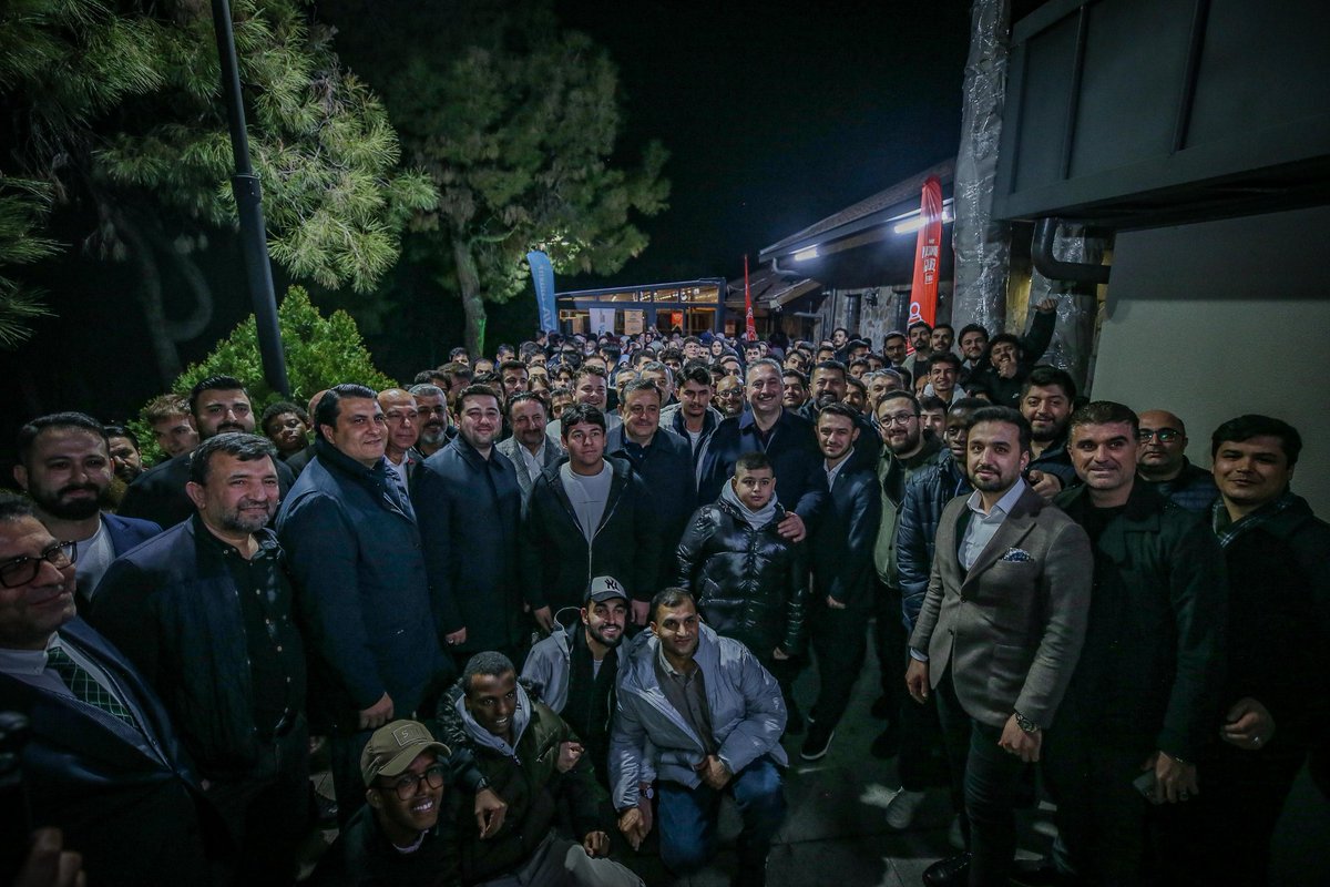 Sahur bereketini memleketinden, ailelerinden uzakta olsa da TÜGVA ailesinin sıcak sofrasında bir araya geldiğimiz genç kardeşlerimizle yaşadık.

Gönüllerimizi birleştiren bu güzel gecede buluştuğumuz tüm üniversiteli gençlere başarılar diliyorum.

Şehitkamil Belediye Başkanımız