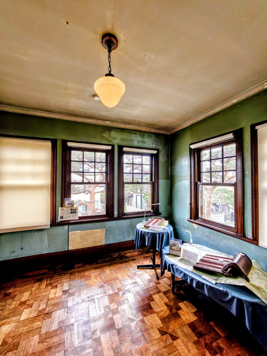 成城学園駅から徒歩10分ほどの場所にある洋館、「旧山田家住宅」です。
当時の洋館の姿がよく残っており、色合いの異なる各部屋の様相も楽しめます。
また館内ではカフェすることもできるため、ゆったり過ごせます。
「成城みつ池緑地」の中にあります。