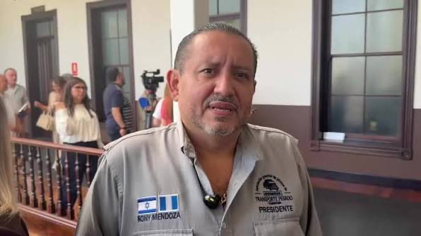 Ah, pero el talibán de la gremial de transportistas de Israel (?) hasta se fue a meter al Congreso para pedir que no se ponga el reductor de velocidad.

Este señor que pone banderas extranjeras sobre la de Guatemala es el culpable.