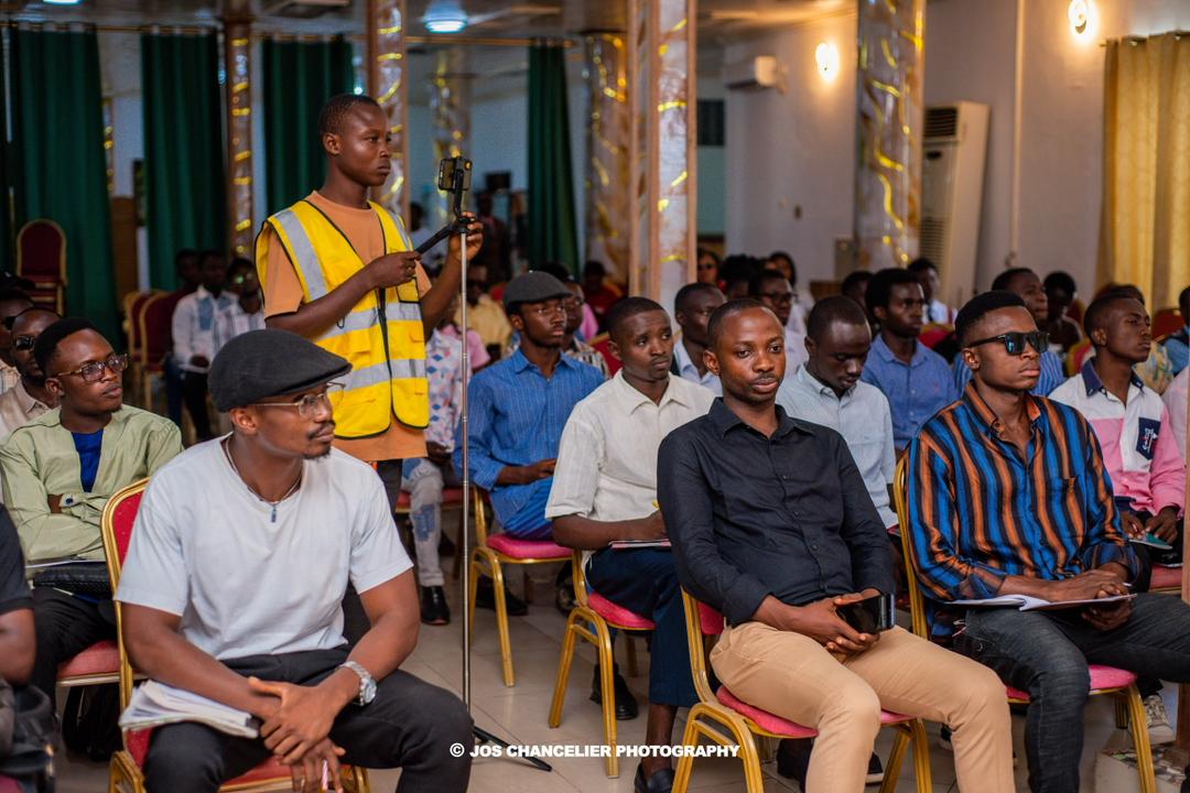 Mosengoy8's tweet photo. Honoré d’avoir été l’intervenant du jour à la conférence sur l’entrepreneuriat organisée par la Dynamique @JeanBamanisa. Un moment enrichissant d’échanges autour de l’initiative, de la persévérance et des opportunités pour la jeunesse. Merci aux organisateurs. https://t.co/wasz86JM8m