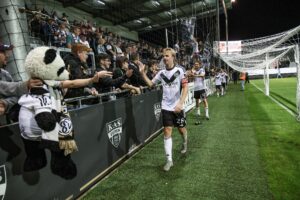 OstbelDirekt's tweet image. FC Lüttich verliert gegen Beerschot VA 0:1 – AS Eupen ist jetzt nur noch zwei Punkte von den Top 6 entfernt
#CPL #KASEupen @KasEupen 
ostbelgiendirekt.be/as-zittersieg-…