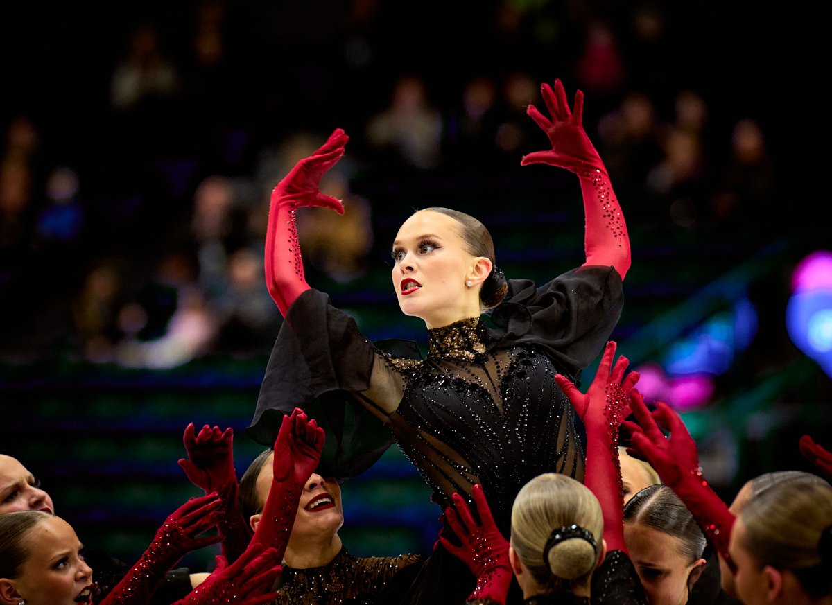 JuraSynchro's tweet photo. 🇫🇮🇫🇮🇺🇸 Finland made it a double and USA got the bronze in Gdańsk!

Helsinki Fintastic skated to Junior World gold after winning both segments and finishing with 218.21 points 🥇🔥

Photo: Ville Vairinen  - 2026

👉 Read the full story now on https://t.co/x3WaxQAYKZ https://t.co/BGgTb2JfSl