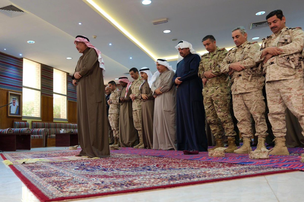 mbrkwtdusari's tweet photo. يُجسد مشهد إمامة ولي العهد
سمو الشيخ صباح الخالد الصباح
حفظه الله ورعاه

للجنود في الصلاة
أعلى قيم القيادة
الروحية والوطنية

حفظ الله قيادتنا الرشيدة 
وحفظ الله جنودنا البواسل 
وحفظ الله بلادنا
وسائر بلاد المسلمين https://t.co/8pCoqiTgYD