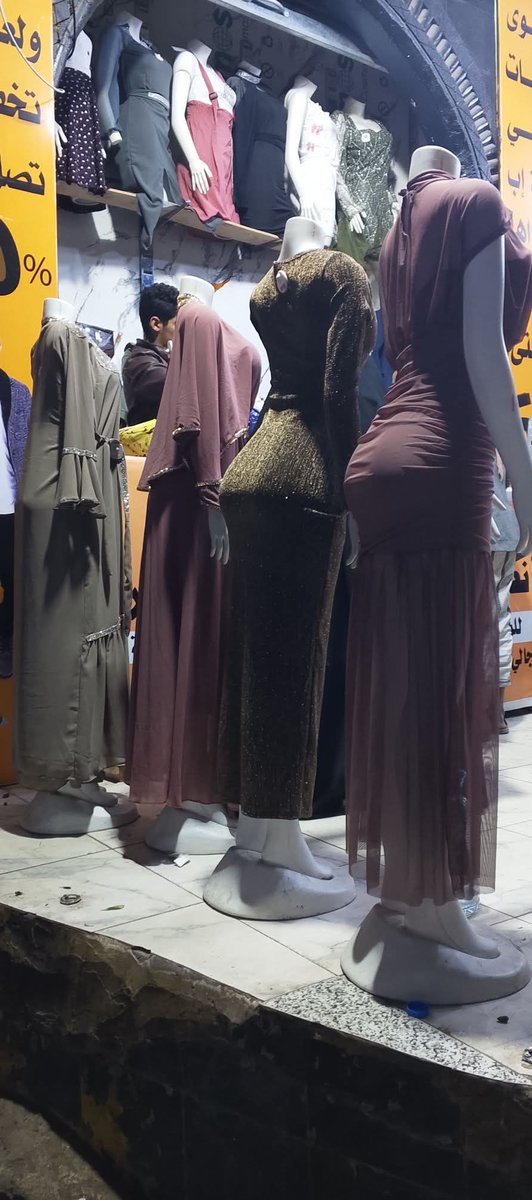 إلى أصحاب المحلات التجارية :
 قلدكم الله، هل يرضيكم عرض الملابس الشفافة والخاصة في قلب الشارع وأمام عيون العائلات والمارة هذا المنظر لا يمت بصلة لآداب التجارة ولا لقيمنا. نرجو من الجهات المسؤولة التدخل لضبط هذه التجاوزات حفاظاً على حرمة الطريق وسلامة الذوق العام. استروا بضاعتكم