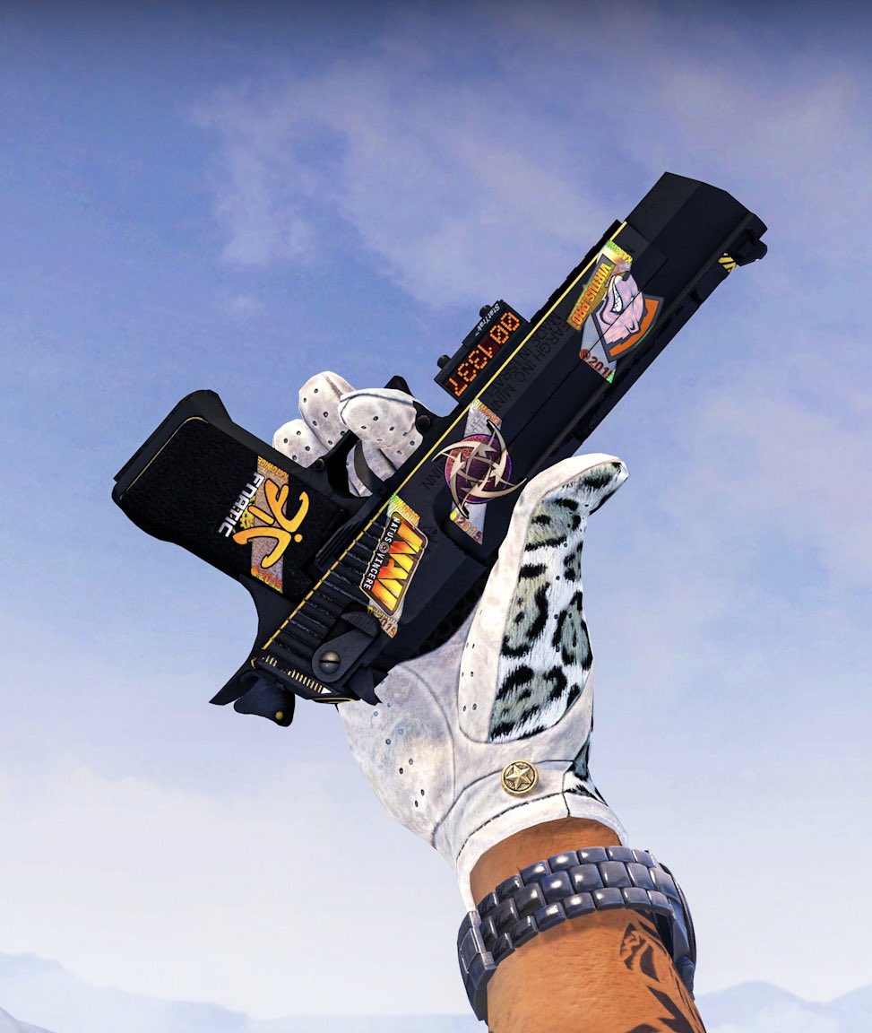 Selling these beauties ❄️

Ak 0.19 - 300$ 
Deagl St mw - 350 

Only revolut, fast deal 630$ for both 🚨

RTs ands tags are much appreciated 👍