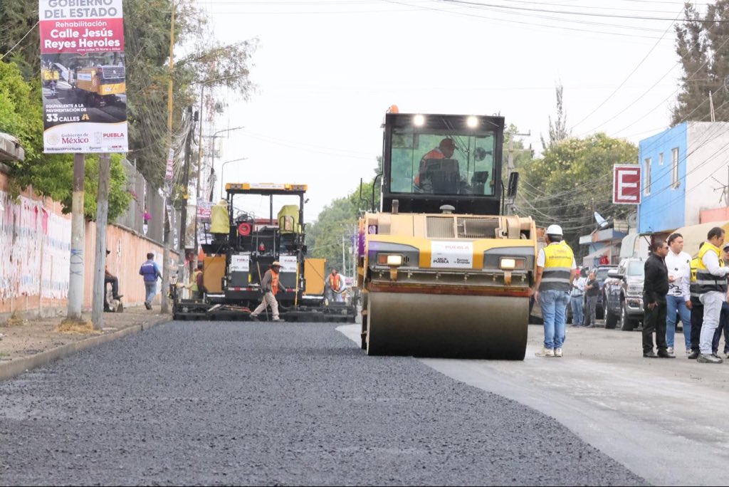 armentapuebla_'s tweet photo. Supervisando los trabajos de rehabilitación que estamos realizando en el 📍🗺️ Ex Rancho Colorado, aprovechamos para saludar a las y los colaboradores de la SEP 👩🏻‍🏫👨🏻‍🏫. 

Agradecemos su trabajo y el de todas y todos los que nos ayudan a poner más chula a Puebla. 🚜✨

#PorAmorAPuebla
#PensarEnGrande