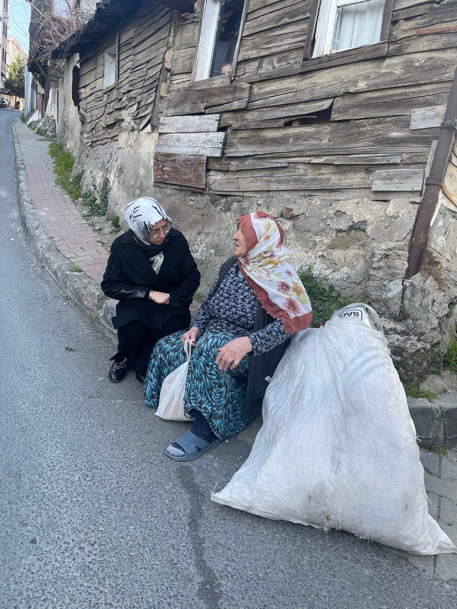 rbklndr's tweet photo. Hayatın yükünü omuzlarında taşıyan kıymetli teyzemizle yol üstü kısa ama gönülden bir sohbet ettik.

Bir ömür emekle, sabırla ve fedakârlıkla geçen hayat hikâyelerini dinlemek; büyüklerimizin duasını almak bizler için en kıymetli kazançlardan biri.

Rabbim büyüklerimizi başımızdan eksik etmesin, sağlık ve huzur versin. 🤲
#BirOlmakRuhumuzdaVar