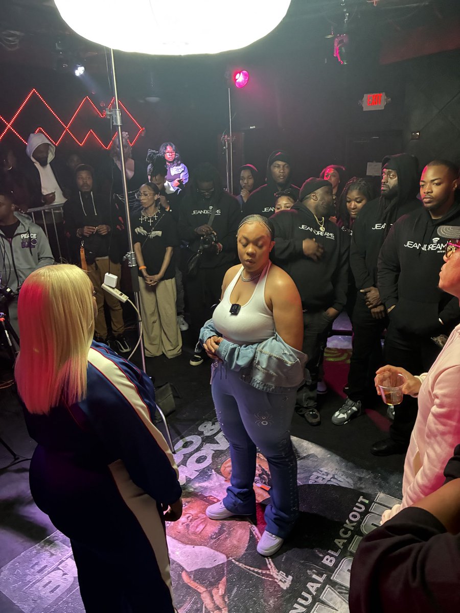 beezy_aye's tweet photo. Jay Gray and Blve Coca going crazy rn #wtbl #primetimetournament #osbl #tfe https://t.co/rA7U8IOCq1