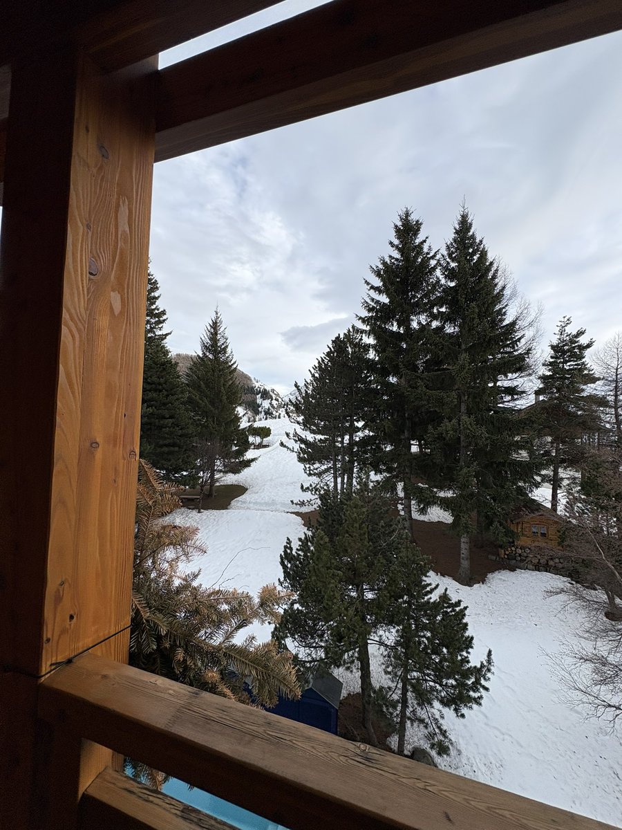 EmmaLL95's tweet photo. First day of skiiing, my legs are on fire 😂 https://t.co/w8JQ5SKTT6