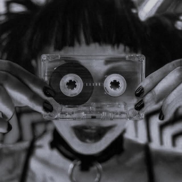 the S N E A K thief tweet media