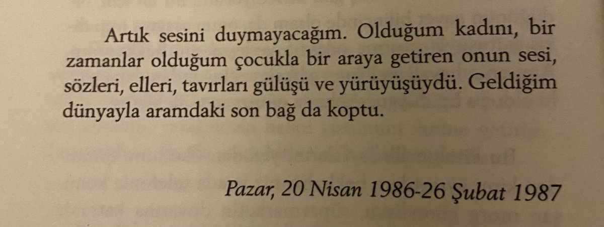 locationfixed's tweet photo. Sonraki hafta, hayatta olduğu o pazar gününü, kahverengi çoraplarını, jestlerini, ona veda ettiğim sıradaki gülümsemesini ve ardından öldüğü pazartesi gününü, yatağındaki halini gözümün önüne getirip duruyordum. Bu iki günü birbirine bağlayamıyordum. https://t.co/fwGJB6RAnH