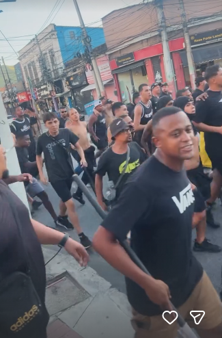 adm_orgcrf's tweet photo. ATENÇÃO @PMERJ @MP_RJ 🚨

Durante a caminhada da torcida organizada do Botafogo, conhecida como Fúria Jovem, é possível ver membros carregando barras de ferro.

Situação Q coloca em risco a segurança de torcedores e da população. Pedimos atenção e providências das autoridades. https://t.co/wlHDjjolZR