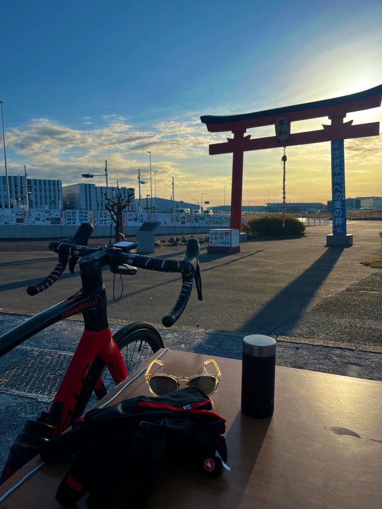 hal_fulfilling's tweet photo. 自転車が悪い、車が悪いみたいな泥仕合をよく見かけますが、
そんな極端な二元論には意味がないのであって
交通法規を丁寧に守ることが結局は自分自身の便益につながるのよね。
とか使い古された言説を頭の中で貪っていたら平和に到着⛩️

おはようございます☀️
今日も平和に丁寧に一日を過ごします🌱 https://t.co/YiD8E5krWq
