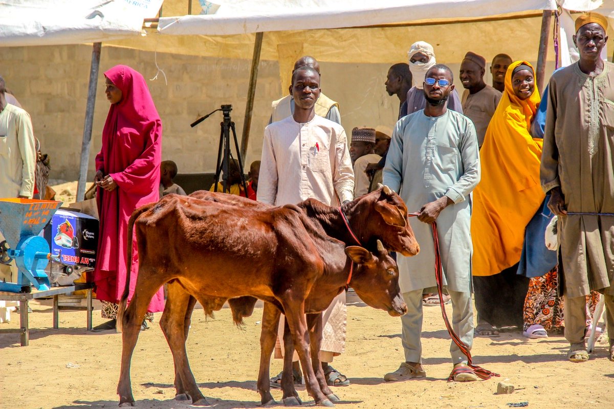 EynProjects's tweet photo. In partnership with @CAIDNigeria, we distributed IGA kits to VSLA members in Mgowm &amp; Mafa LGA.
Items provided are cows, goats, sewing machines, irrigation water pumps, grinding machine, &amp; computer with printer, etc to support income generation &amp; strengthen household livelihoods https://t.co/w5IjI8O9iO