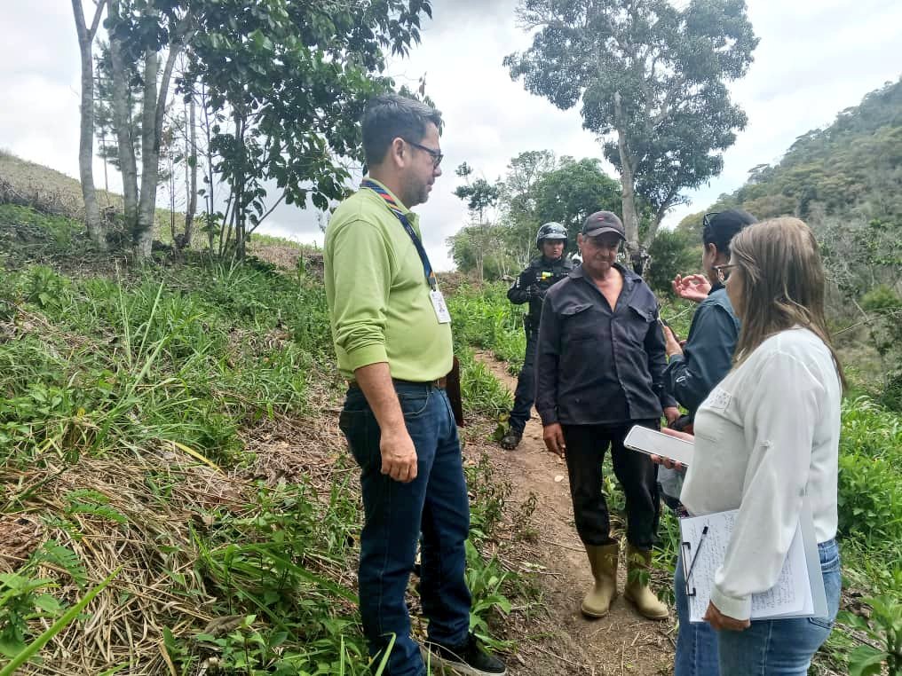 Por instrucciones del Defensor del Pueblo (E) <a href="/TarekWiliamSaab/">Tarek William Saab</a> el equipo de la sede Los Teques, realizó comisión en la comunidad El Cambural, municipio Los Salias, conjuntamente con el Ministerio de Ecosocialismo y la alcaldía de Los Salias.