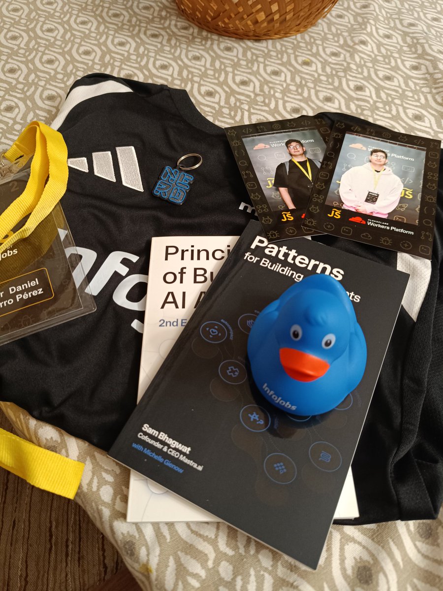Red21cubi's tweet photo. Algunos de los recuerdos y regalos de la #jsconfes 2026 https://t.co/Q5EoTzXiBY