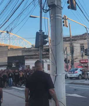 adm_orgcrf's tweet photo. ATENÇÃO @PMERJ @MP_RJ 🚨

Durante a caminhada da torcida organizada do Botafogo, conhecida como Fúria Jovem, é possível ver membros carregando barras de ferro.

Situação Q coloca em risco a segurança de torcedores e da população. Pedimos atenção e providências das autoridades. https://t.co/wlHDjjolZR