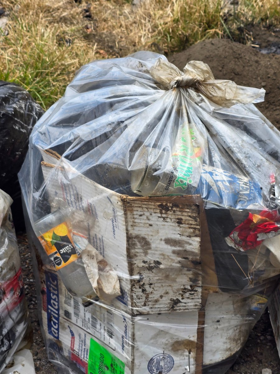 kenciesa's tweet photo. @TlalpanAl Reporto que de forma reiterada vienen a abandonar basura en esencia Aceite de cocina, en áreas protegida Km 31.800 de la Carretear Federal a Cuernavaca. https://t.co/Ksie5jmSHj