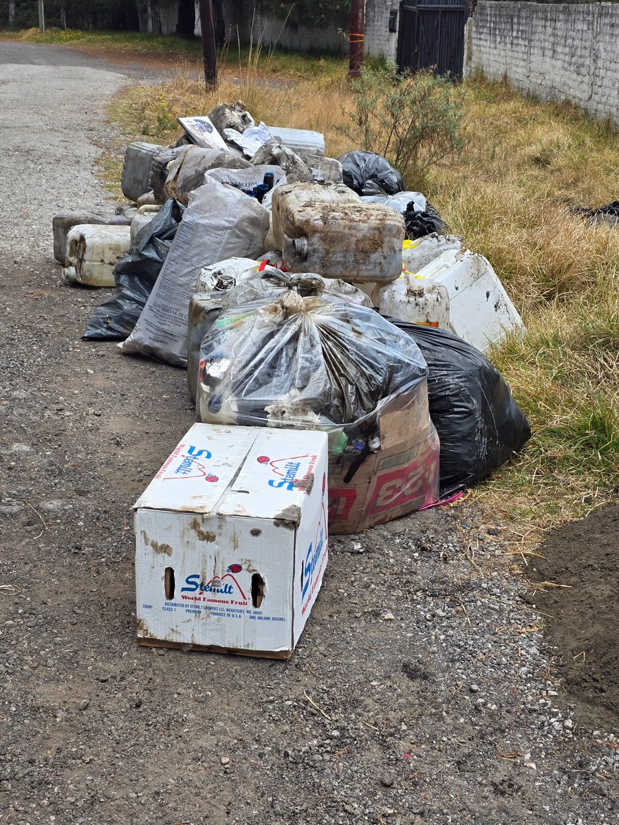 kenciesa's tweet photo. @TlalpanAl Reporto que de forma reiterada vienen a abandonar basura en esencia Aceite de cocina, en áreas protegida Km 31.800 de la Carretear Federal a Cuernavaca. https://t.co/Ksie5jmSHj