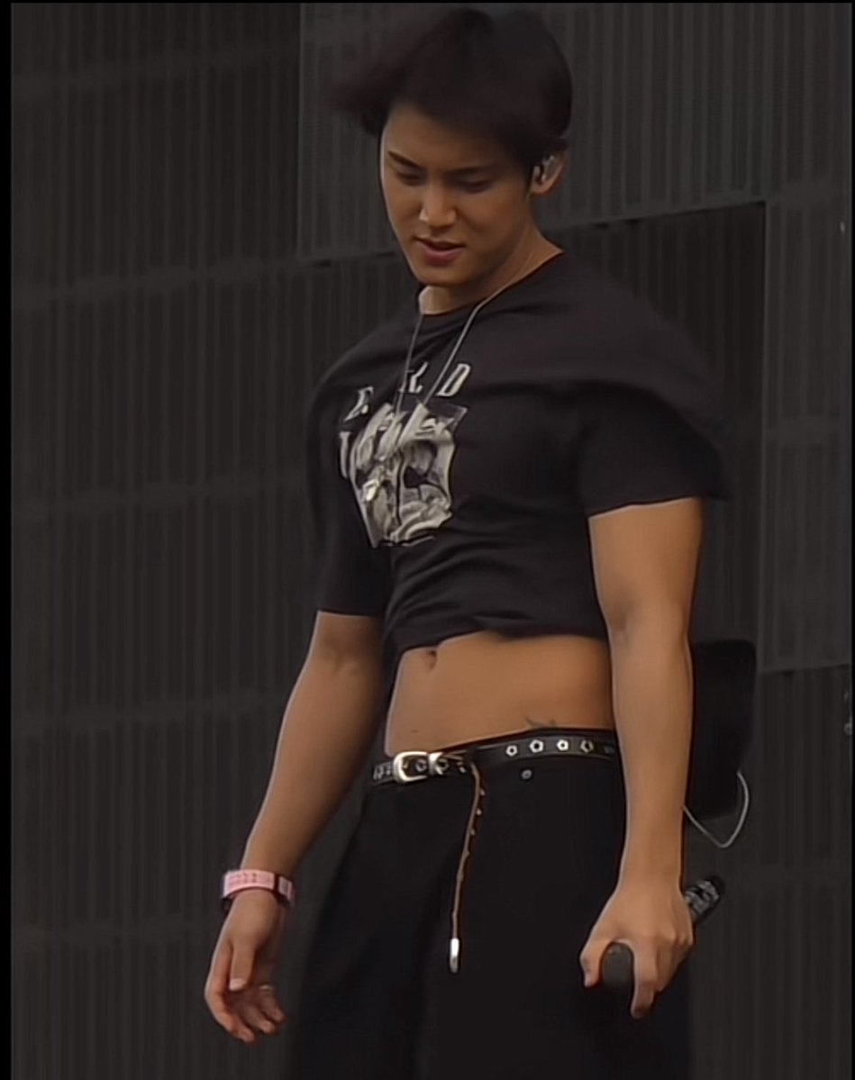 Esse homem com um cropped apertadinho ia ser um luxo na moral