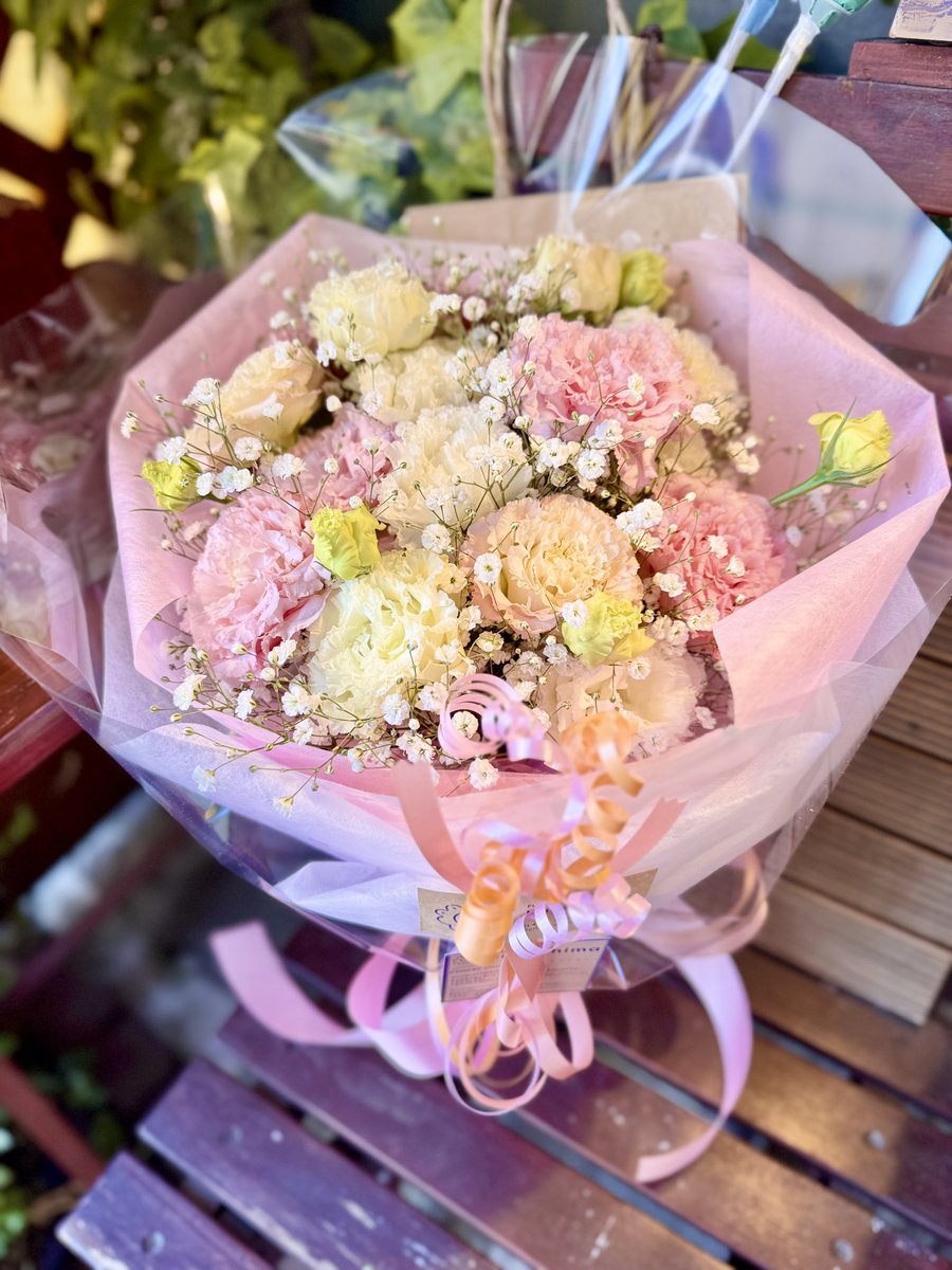 おはようございます😃☀️

ホワイトデー忙しかった〜😵‍💫
普段💐を買った事無い男性陣には花屋に寄ってもらうという意味ではとても良い機会だったかな

そしてキャッシュレス決済希望の多さ‼️
全体の7割位か⁉️😱

手数料かかるがPayPay導入するか😩

本日定休日返上して営業しまーす👍🏼
今日もHAPPYな1日に