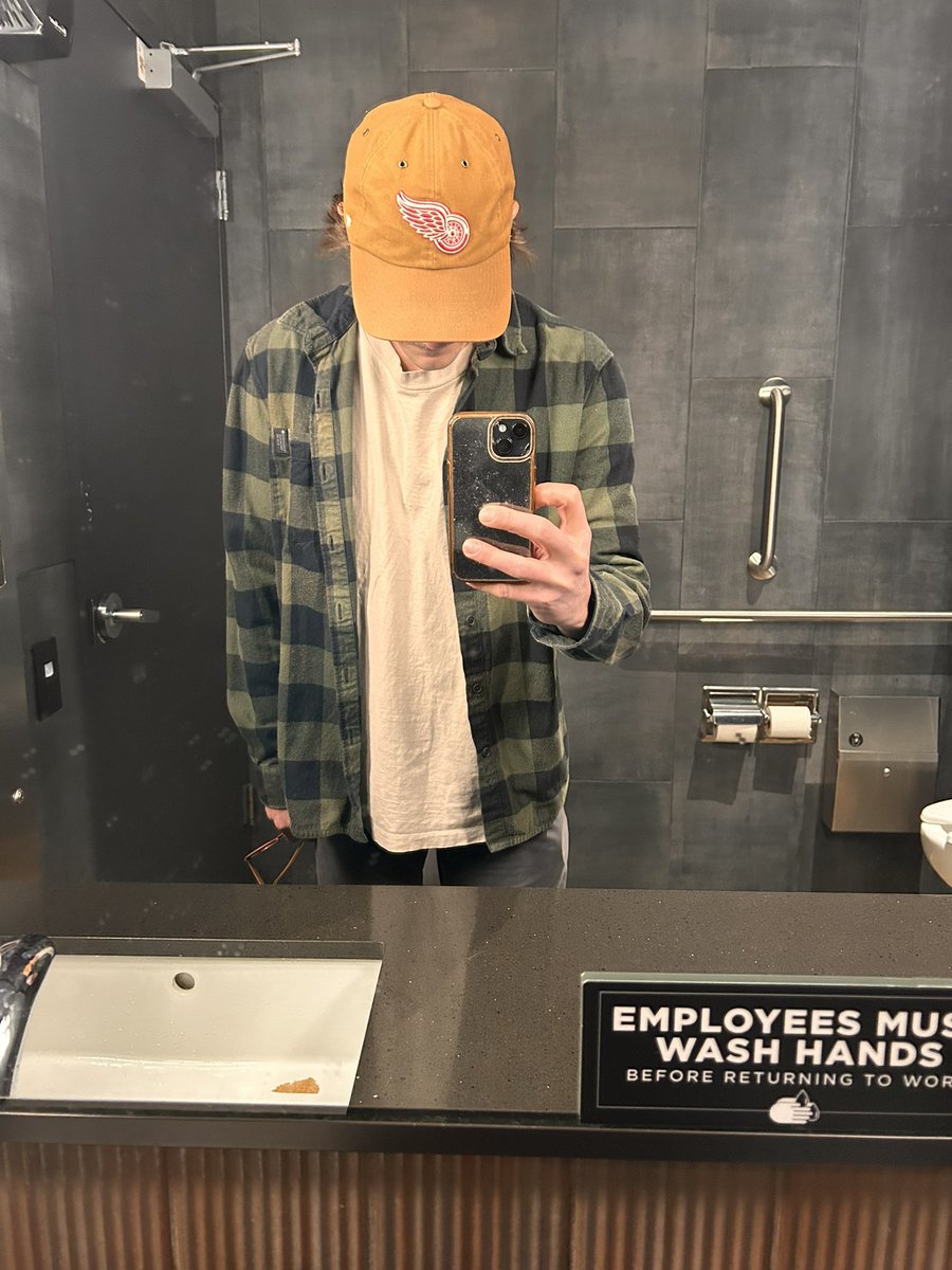 6 beers deep. Have the hiccups. Awaiting a Red Wings win tonight. 

I believe 

#LGRW