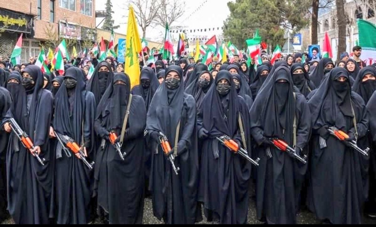 sanazesfahanii's tweet image. What’s more terrifying than the U.S. or Israel attacking #Iran?
Living in a city where your kids, parents, neighbors, and loved ones can be murdered by the #regime at any moment.
That’s the daily reality for millions of Iranians.#IRGC