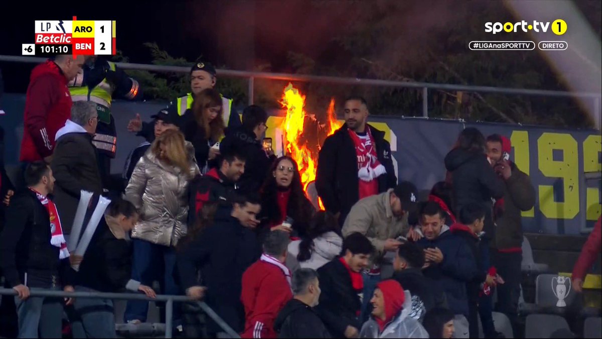 Aí estão os Super Dragões a pegar fogo à bancada do Estádio do Arouca.