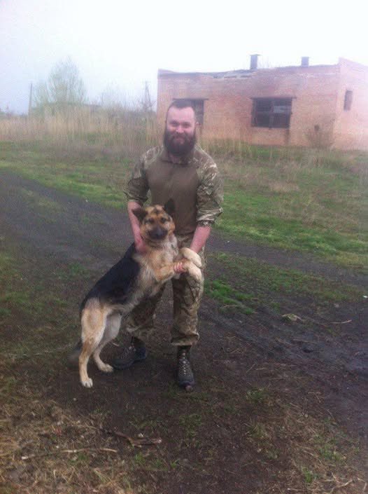 Сьогодні, у день добровольця, проводили у засвіти нашого друга Михайла Омельчука, добровольця Азову 14го року. Він зник у 2022 і декілька років ми знали лише що росіяни зайшли в його дім у Гостомелі, знайшли прапор Азову і фото, і вивезли його побитого на броні. Це всі свідчення,