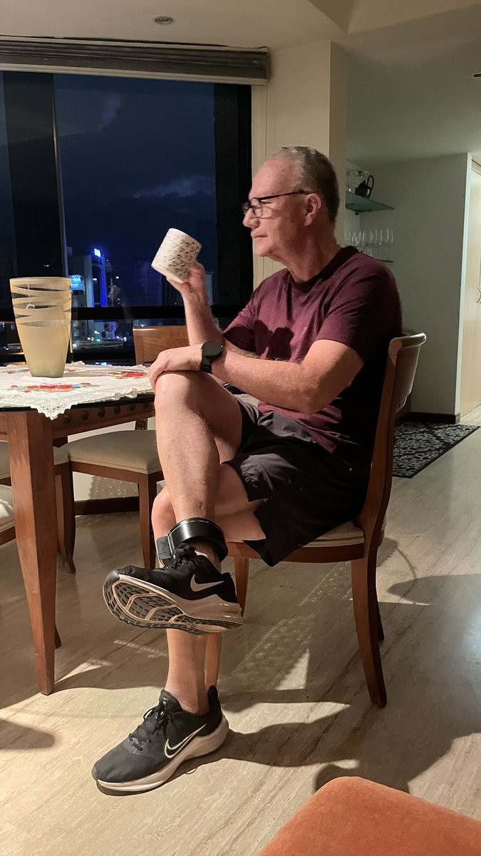 Al Dr. <a href="/PerkinsRocha/">Perkins Rocha</a> lo sacaron del Helicoide, pero no lo liberaron: le dejaron un grillete en el tobillo y ahora le niegan la amnistía.
Cambiaron el centro de tortura por la casa, y eso no es libertad; eso es persecución.