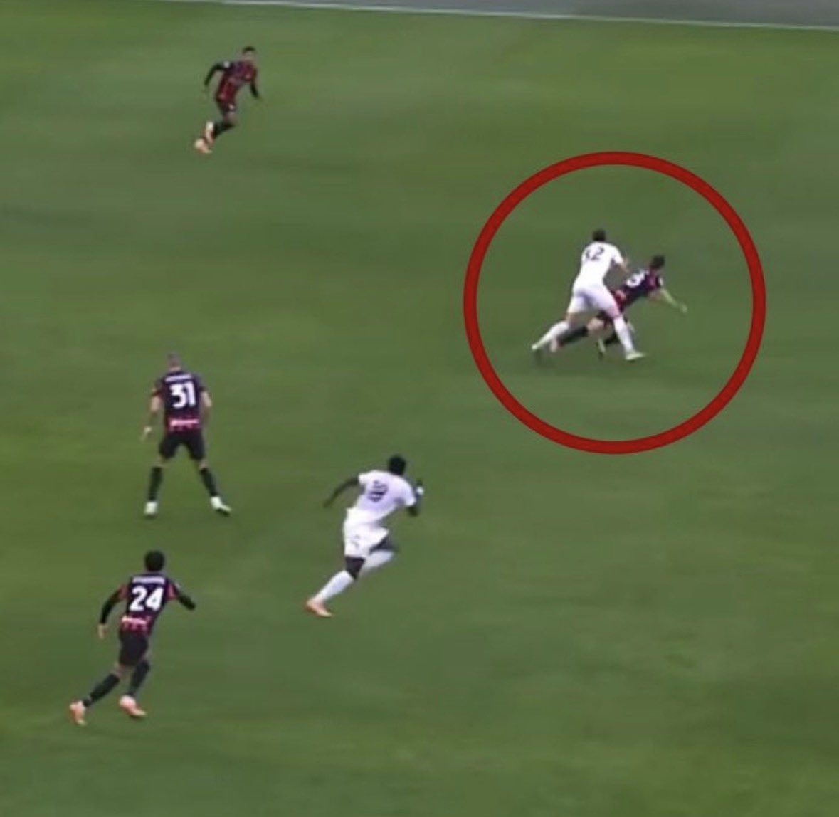 Qui caruso tancrazio ritardassella e altri fenomeni da baraccone varia hanno strepitato che non era fallo che mano sulla schiena non significa automaticamente fallo.
Tanto il campionato è già assegnato ma è uno spettacolo vederli ragliare così 
#InterAtalanta