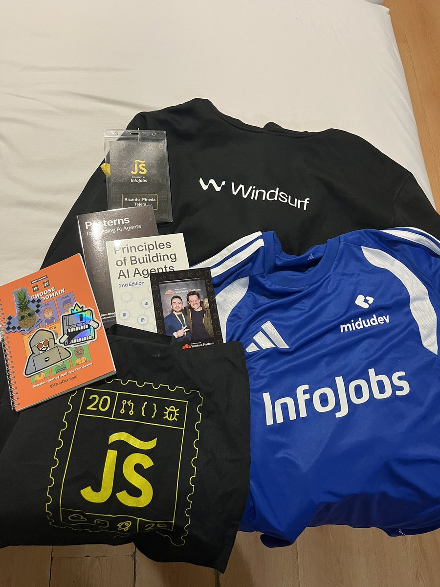 vibradaking's tweet photo. Sumamos otro añito más para la colección #JSConfES https://t.co/Tk1mBK10Xw