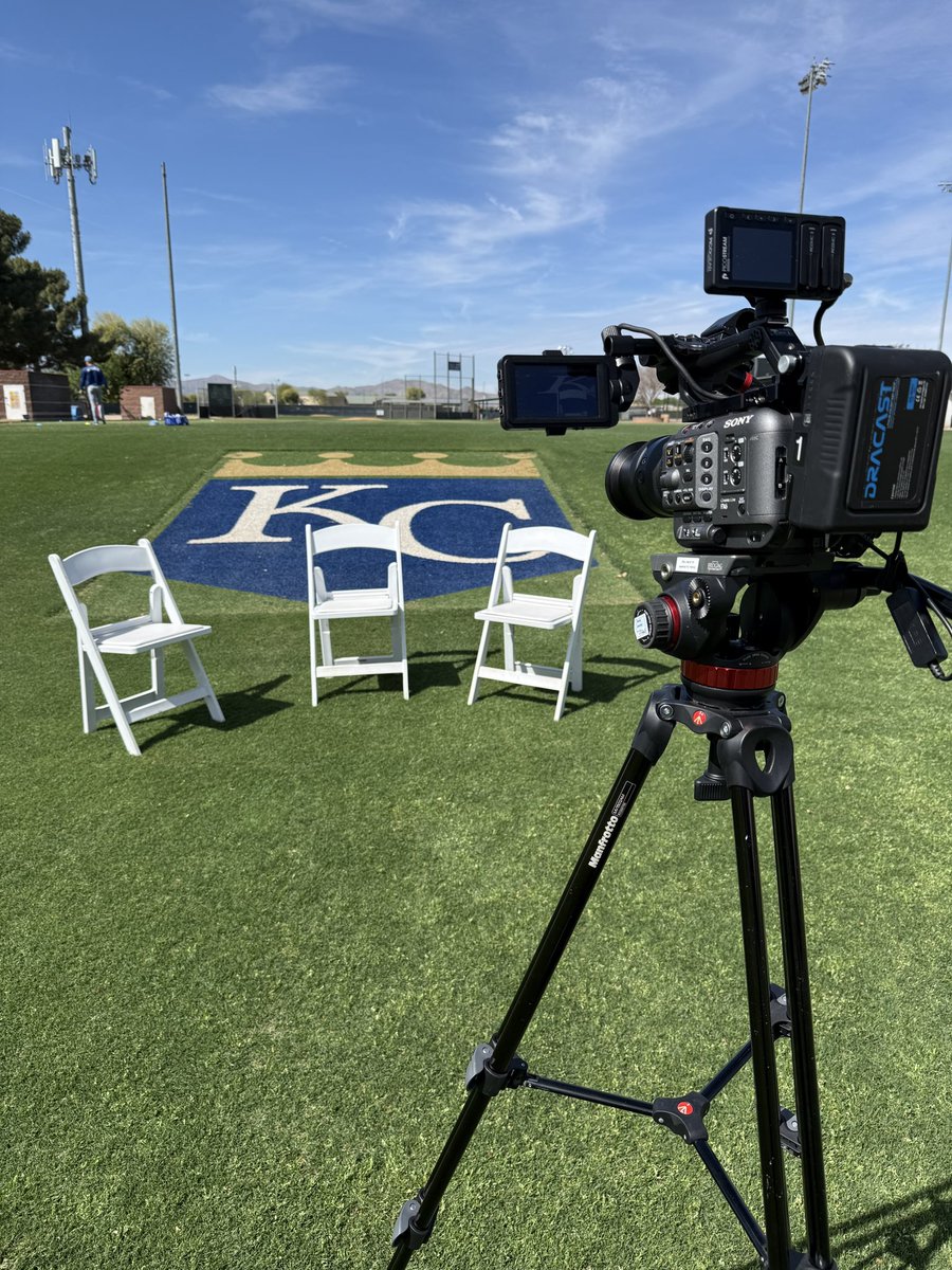 greggins_'s tweet photo. Beautiful day for some sit downs. https://t.co/n2lX9e39PG