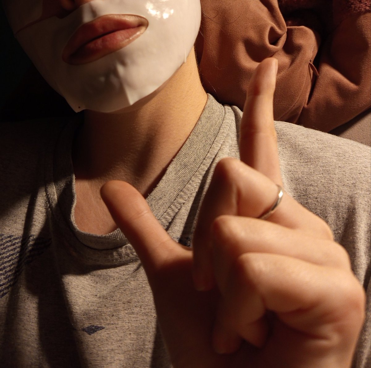 GoddessArinaa's tweet photo. Ja po ciężkim dniu odpoczywam z drogą maseczka  razem z ukochanym, który masuje mi w tym momencie stopy. 
Ty po ciężkim dniu wracasz do dziewczyny, której nie kochasz i jesteś z nią tylko dlatego żeby nie czuć sie sam.
Nie jesteśmy tacy sami https://t.co/YVwmGEN5Vv