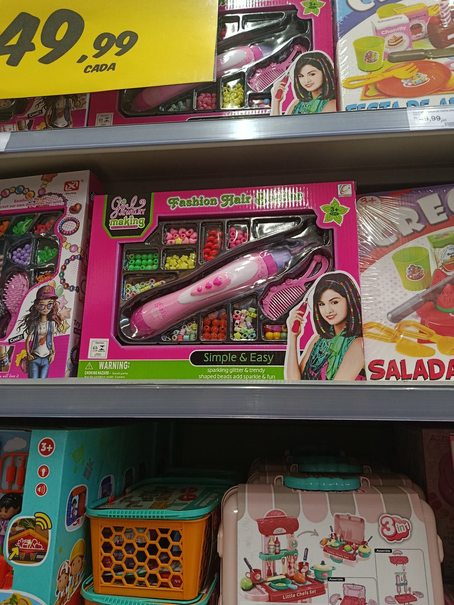 folkloverr's tweet photo. Tava andando no Carrefour e do nada a Selena numa propaganda de brinquedo https://t.co/0hfR3YPmRK