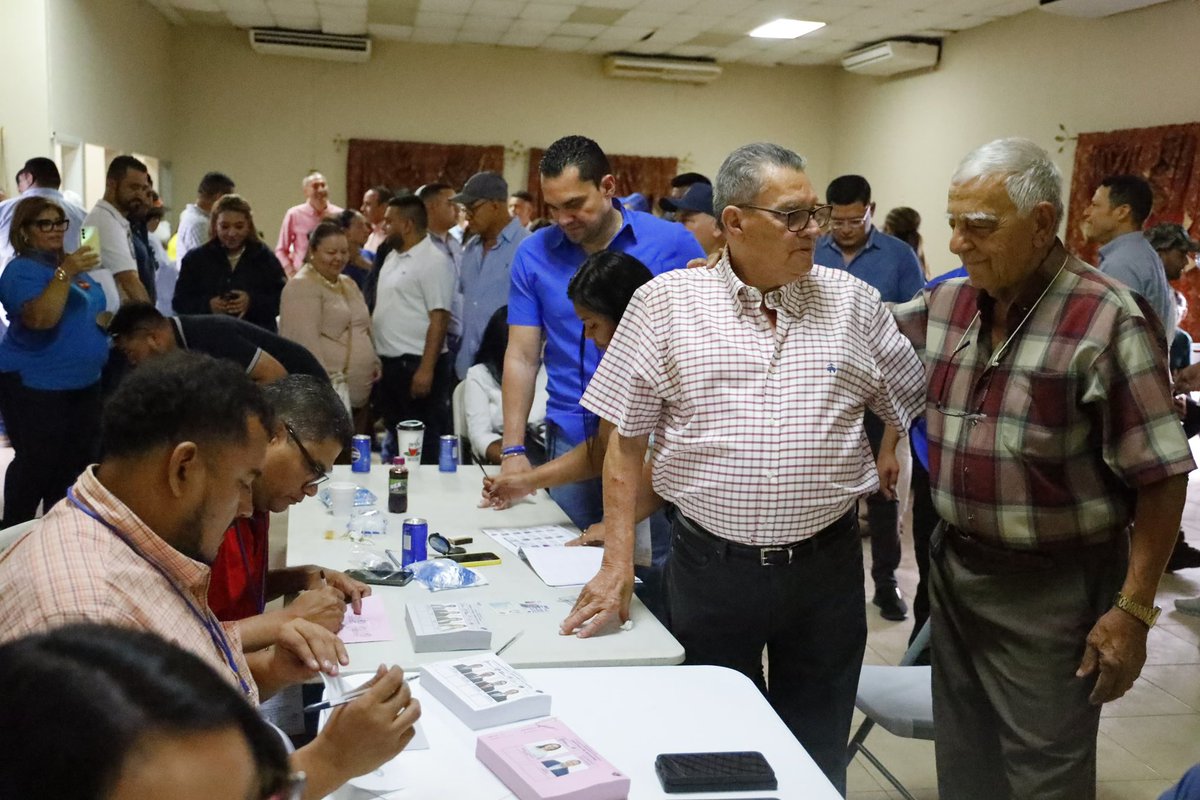 Hoy tuve el honor de acompañar a mi padre, Tomás Zambrano Carrasco, a ejercer su derecho al sufragio en las elecciones del Colegio de Abogados de Honduras (CAH), respaldando su candidatura por el capítulo de Valle y al Frente Patria y Justicia, junto a su candidato presidencial