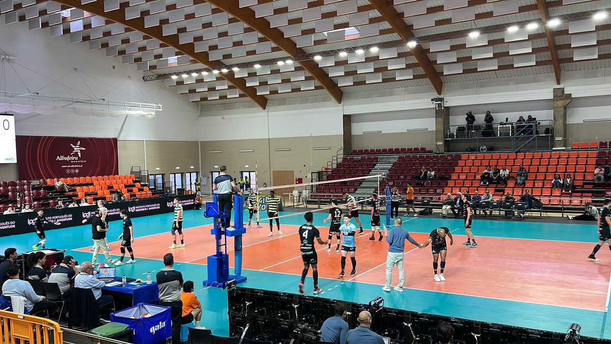Depois de cumprir o meu dever como sócia foi tempo de vir a Albufeira apoiar o volei! VAMOS!!💪🏽💚