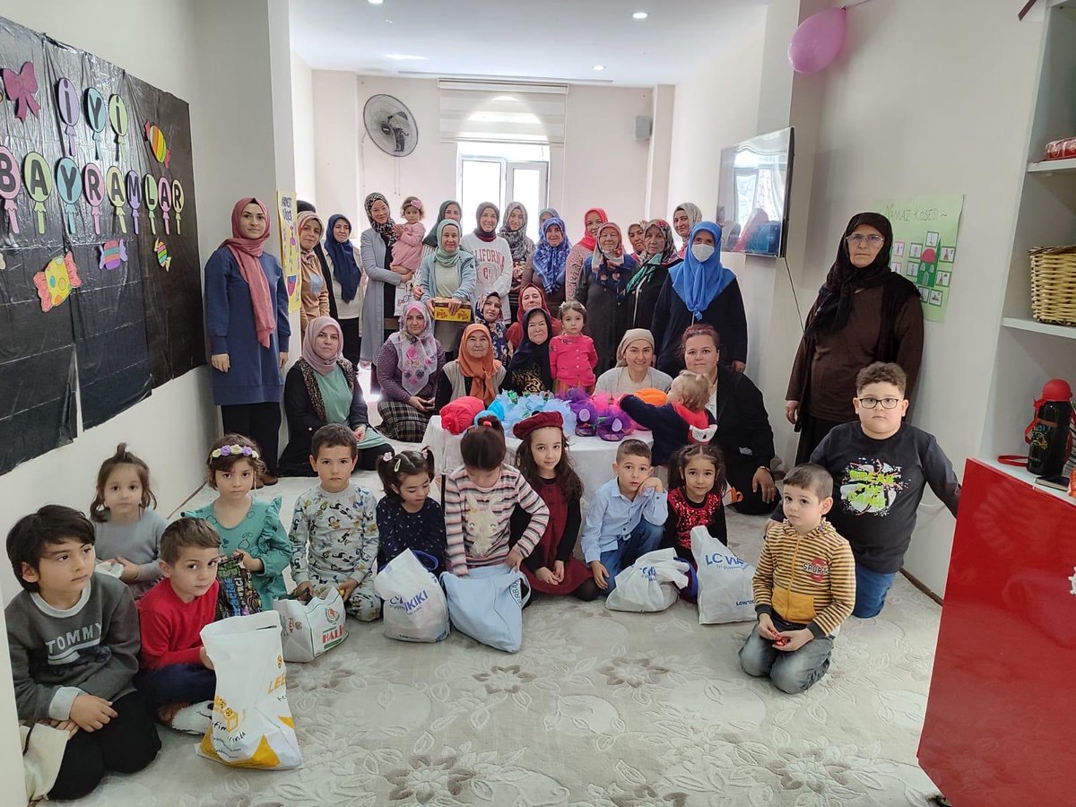 map_denizli's tweet photo. Nihal Şenel kardeşimizin katılımıyla çocuklarımızla bayramlaştık. Geleneksel saçma ve çörek derme etkinliğimizi gerçekleştirdik. Mehir aile olarak bu güzel programa sponsor olmaktan mutluluk duyduk. Bayramın neşesi çocuklarımızın neşesinde saklı.☺️ #aile #mehir #bayram https://t.co/175Vb1YSf0