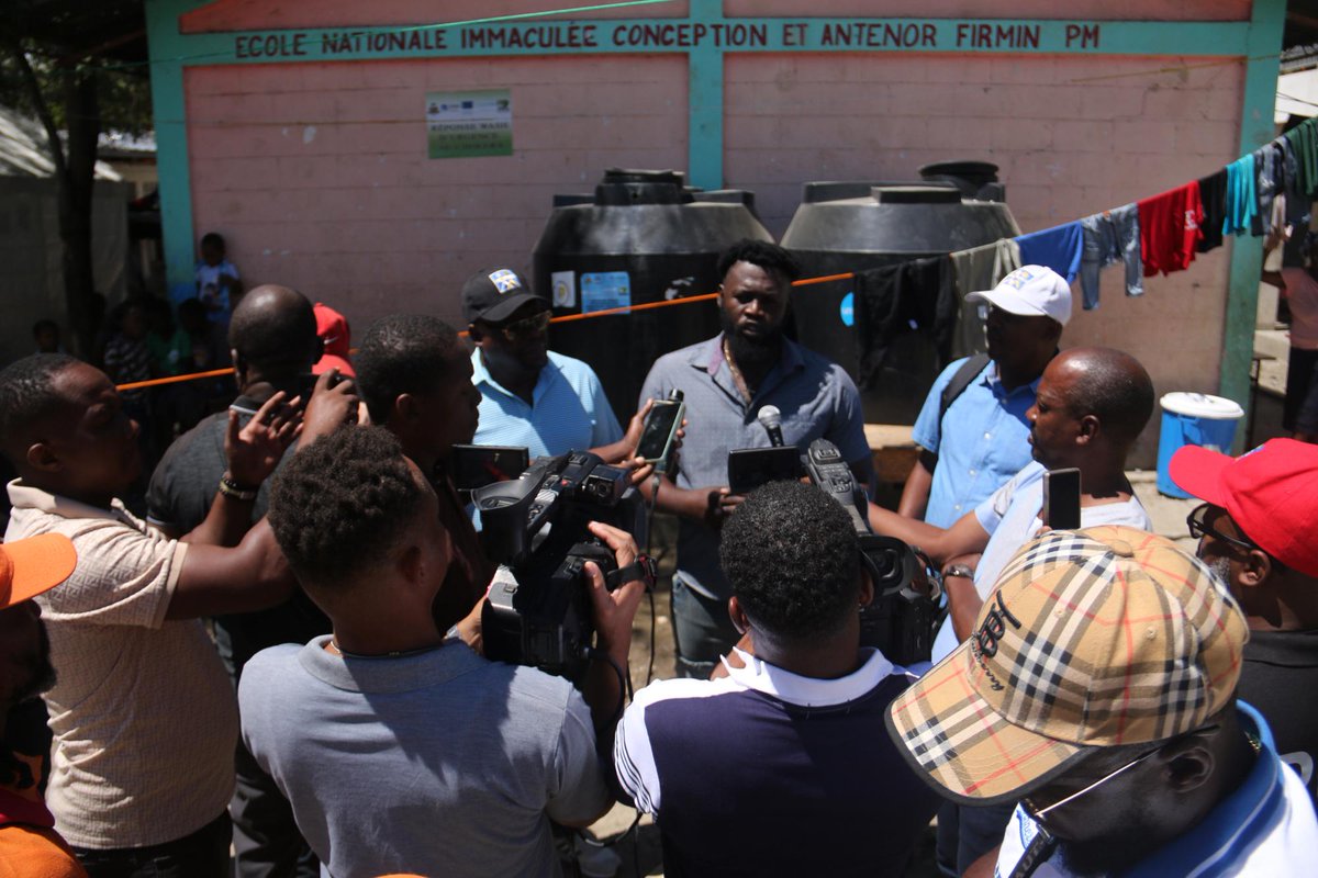 Dans le cadre de leur visite de supervision, la délégation du Fonds d’Assistance Économique et Sociale (#FAES) s'est rendue à l’École #Nationale #Immaculée #Conception et #Anténor #Firmin, dans la ville de #Hinche, où elle a inspecté le dépôt de provisions alimentaires et le