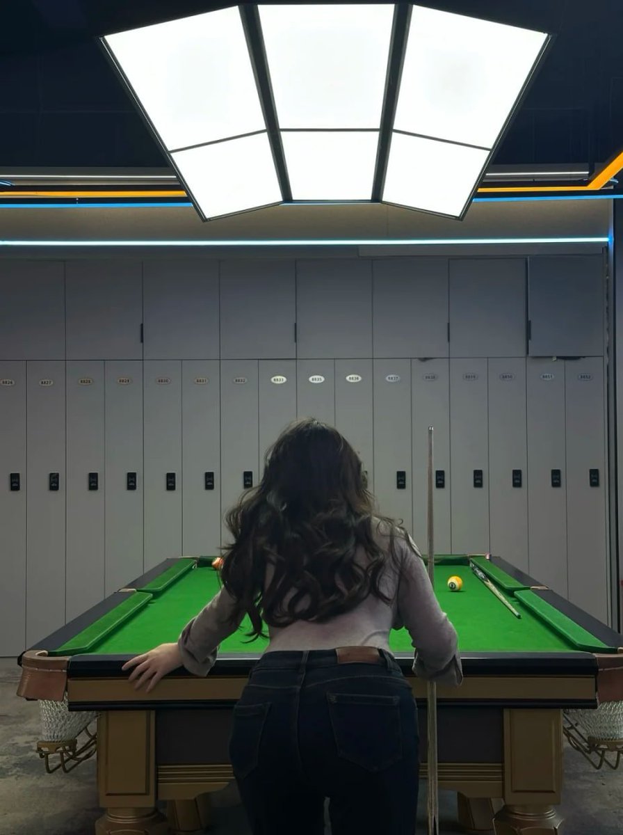 king_olalekan's tweet image. Hitting the green felt under neon lights  my kind of therapy 🏆🌃 #PoolLife #StrikeAPose