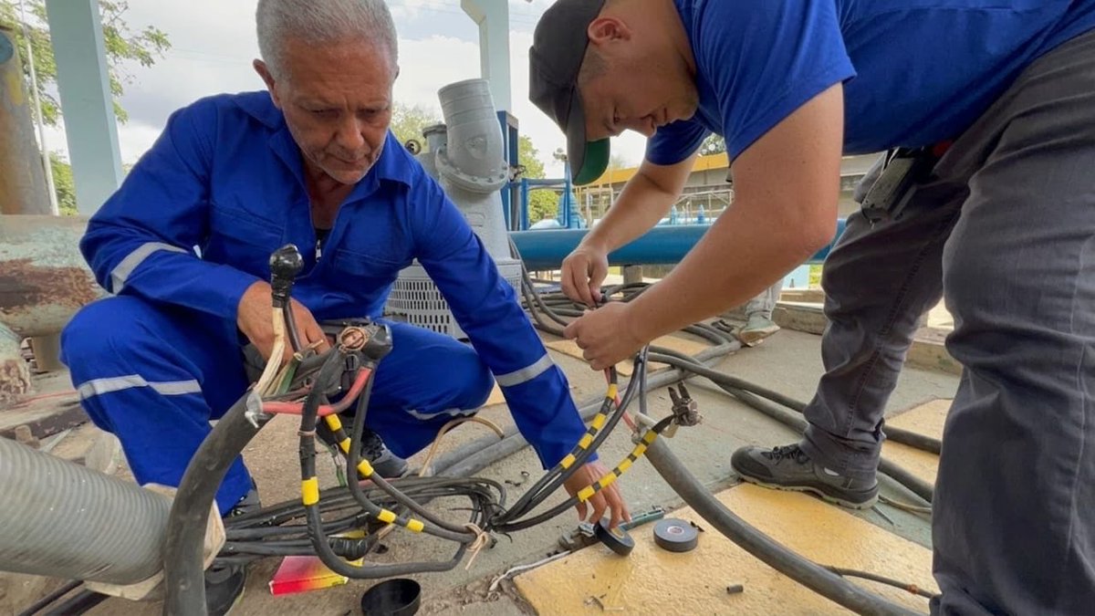 hidroven_ve's tweet photo. #Monagas| El Equipo Multidisciplinario del Agua culminó la sustitución de una bomba sumergible de 88 HP en el área de captación del río Guarapiche, que optimizará el flujo a la Planta Potabilizadora Bajo Guarapiche, en atención a 80 mil familias de #Maturín

💦200 l/s recuperados https://t.co/6ZvLSqrvdg