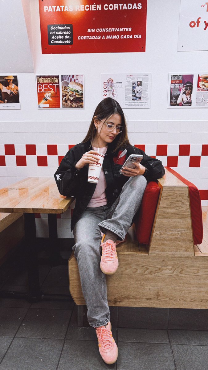 Saricientta's tweet photo. Another day, another merch outfit.
Celebrating #SwiftDay yesterday wearing my Speak Now jacket for dinner. 🥤🍔 @taylornation13 @taylorswift13 #TSMerch #ootd #merchoutfit 💜 https://t.co/K8GbsLOIa4