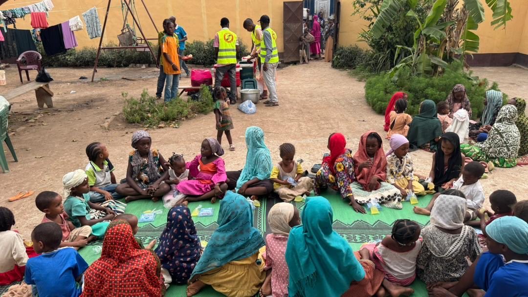 TimetohelpNL's tweet photo. 🌙✨Ramadan brengt ons samen in Centraal-Afrikaanse Republiek🇨🇫 We hebben weeskinderen voorzien van warme iftarmaaltijden. 

Voor veel van deze kinderen is een voedzame maaltijd geen vanzelfsprekendheid❤️‍🩹

🔗 https://t.co/zgQTbaVcAJ

Samen brengen we warmte, samen delen we hoop🫶🏻 https://t.co/Z78FSKJCQ5