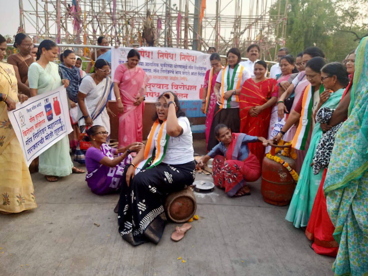 JadhavPrajapati's tweet photo. महाराष्ट्र प्रदेश महिला काँग्रेसच्या अध्यक्षा @SandhyaINC ताई यांच्या अध्यक्षतेखाली आज दुपारी 3.30, जिल्हा यवतमाळ येथे छत्रपती शिवाजी महाराज चौक, वणी येथे महागाई विरोधात आंदोलन करण्यात आले,तेव्हा यवतमाळ महिला जिल्हा अध्यक्षा वंदना आवारी , ब्लॉक अध्यक्षा,पदाधिकारी व कार्यकर्ते https://t.co/nBuyXaM8ZL