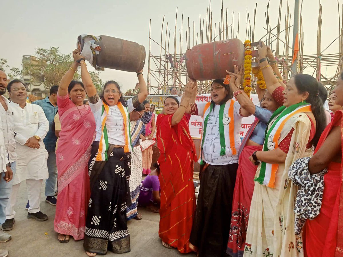 JadhavPrajapati's tweet photo. महाराष्ट्र प्रदेश महिला काँग्रेसच्या अध्यक्षा @SandhyaINC ताई यांच्या अध्यक्षतेखाली आज दुपारी 3.30, जिल्हा यवतमाळ येथे छत्रपती शिवाजी महाराज चौक, वणी येथे महागाई विरोधात आंदोलन करण्यात आले,तेव्हा यवतमाळ महिला जिल्हा अध्यक्षा वंदना आवारी , ब्लॉक अध्यक्षा,पदाधिकारी व कार्यकर्ते https://t.co/nBuyXaM8ZL